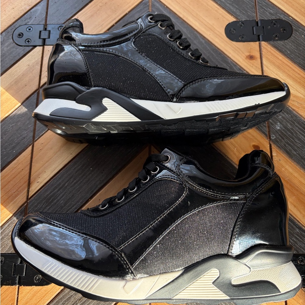 Women’s Moca Black patten leather Sneakers